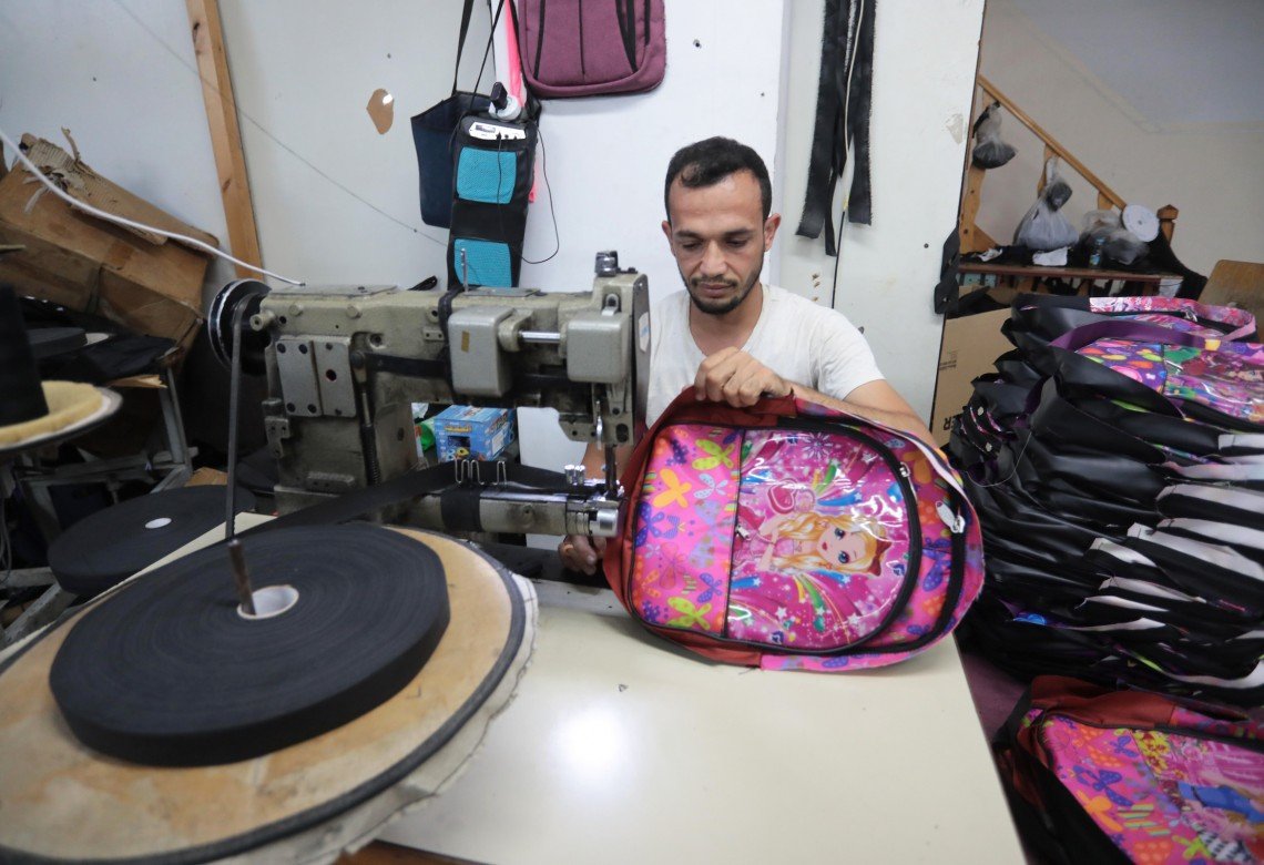 قصة مصورة: العودة للمدارس تنعش مصنع الحقائب المدرسية مؤقتًا