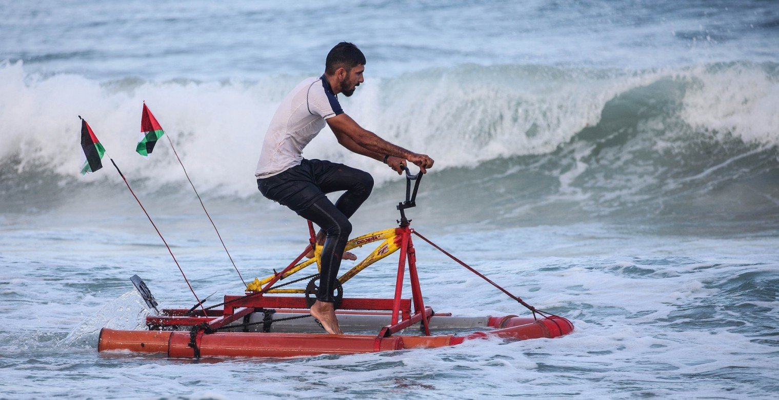 في غزة..  أول دراجة مائية ليست للمغامرة بل لإنقاذ الغرقى