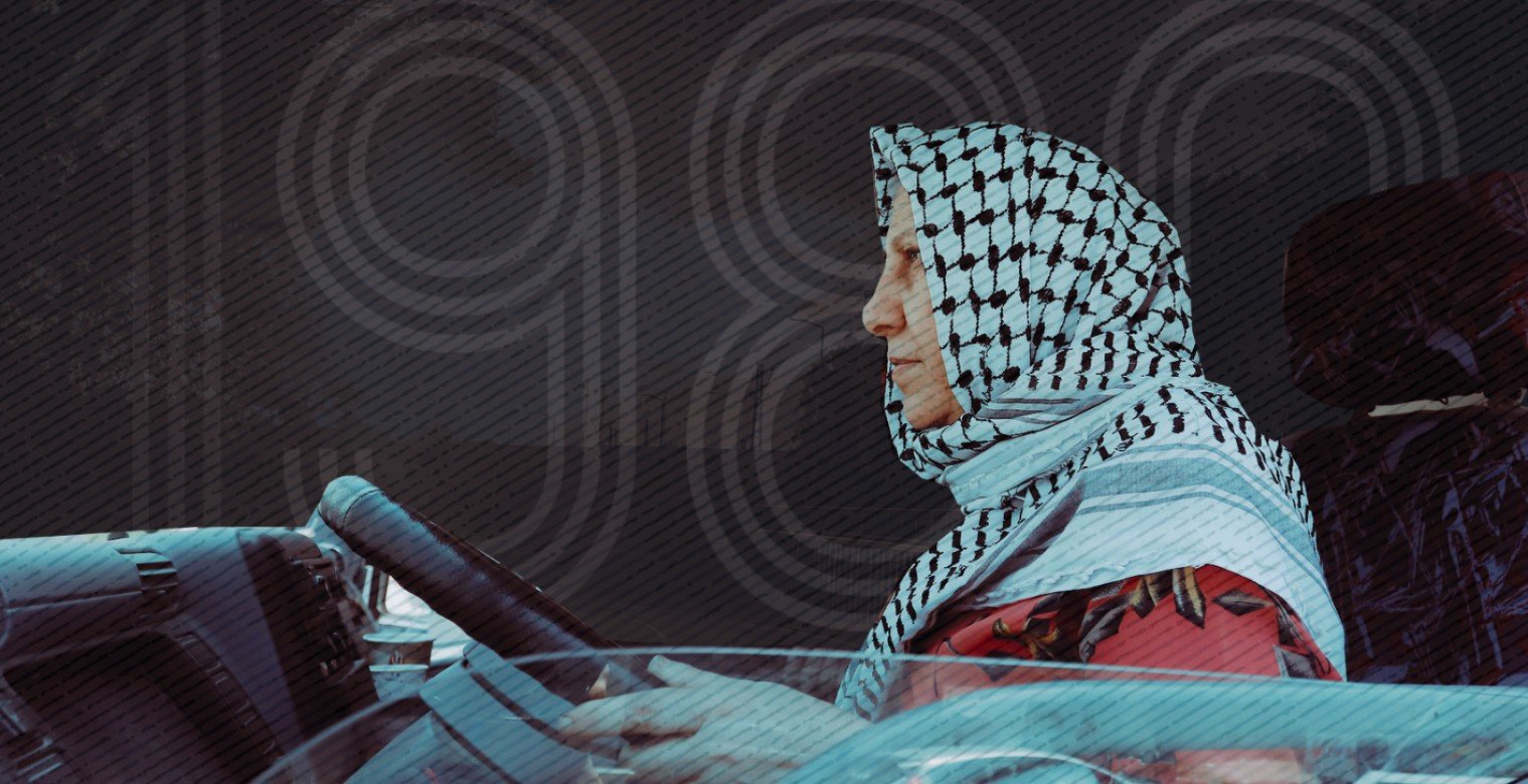 بالصور: حكاية "الجدة" التي دربت 50 ألف سائق/ة في غزة  