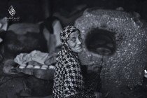 قصة مصورة: الفقر يعيد أسراً إلى الحياة البدائية في غزة