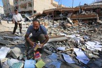 فلسطيني يأمل في إعادة بناء مكتبته بالتمويل الجماعي بعد دمارها في القصف