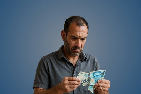 غزة: هل يعاد للرواتب قيمتها بفتح البنوك؟