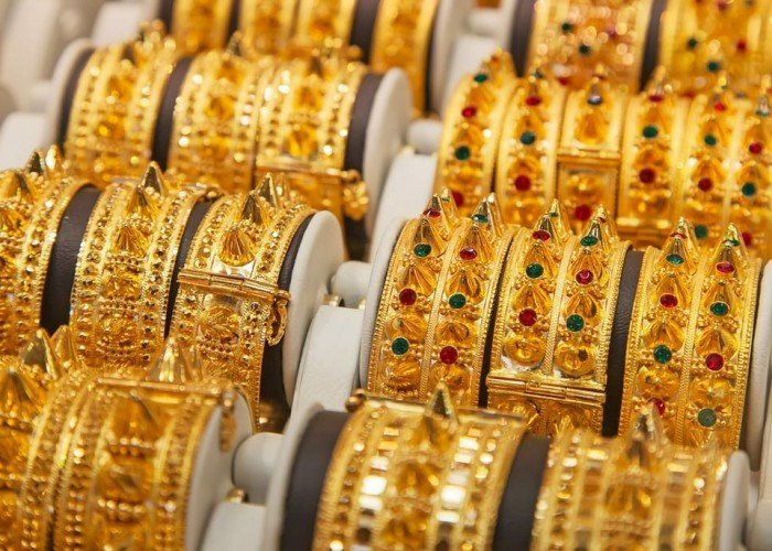 الدولار الرسمي يحافظ على مستواه مع السوق السوداء والذهب يرتفع في سوريا