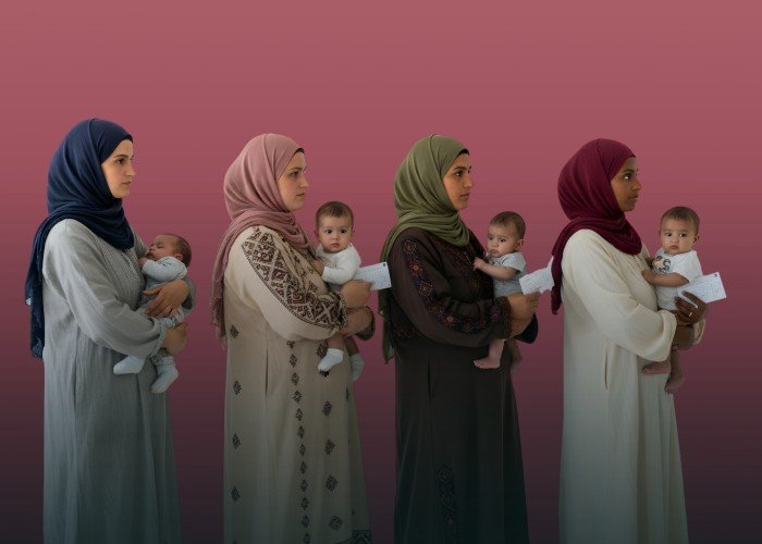 غزة: حين يبدأ الرضّع حياتهم في طوابير الانتظار