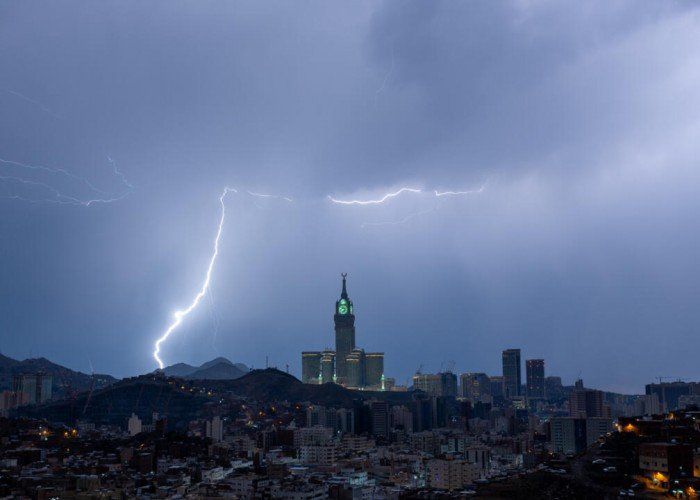 تعرف على حالة الطقس في السعودية.. عاصفة مكة المكرمة