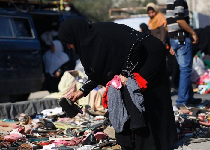 محدودو الدخل في غزة يحافظون على أناقتهم... بماركات «البالة»