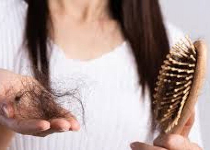 أسباب تساقط الشعر عند النساء وعلاجه بطرق طبيعية وطبية