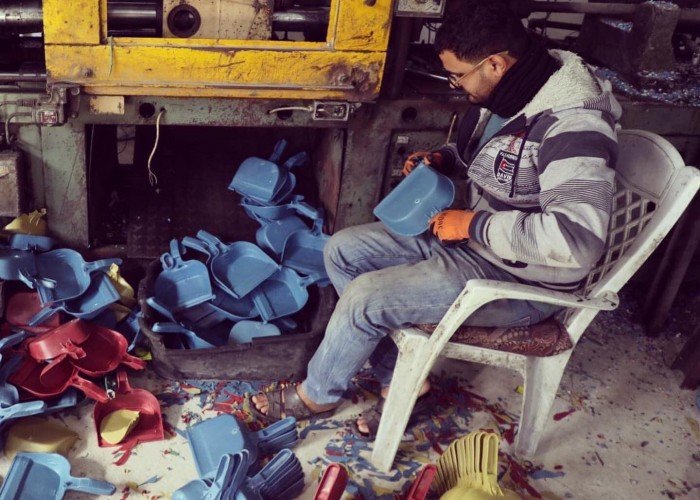 رحلة إعادة تدوير النفايات البلاستيكية في غزة