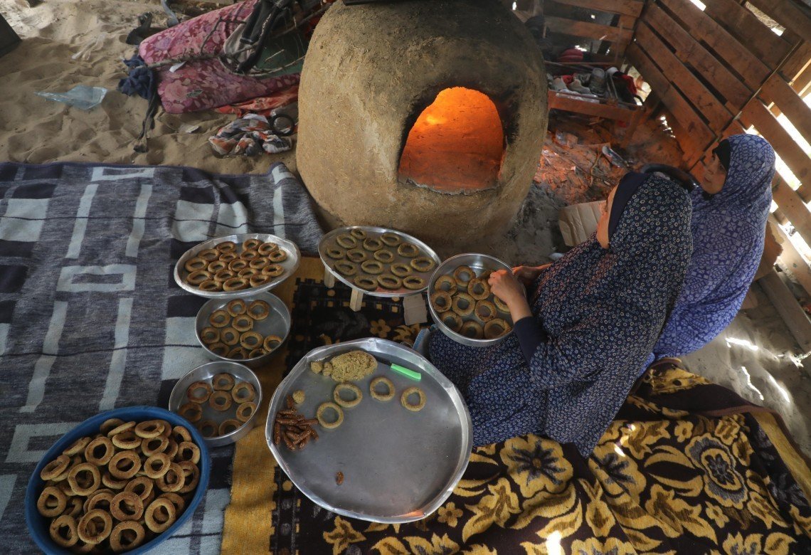 هكذا يصنع "الغلابة" كعك العيد