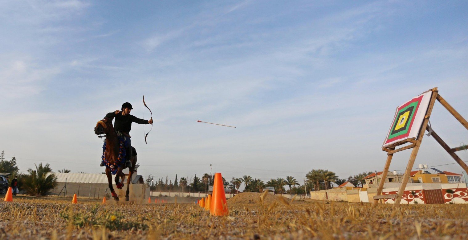 صور: أول فريق للرماية على ظهر الخيل في غزة