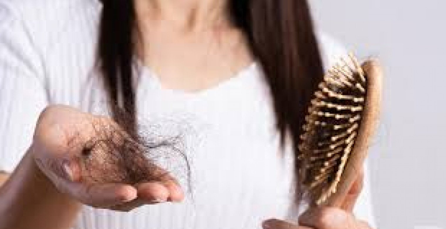أسباب تساقط الشعر عند النساء وعلاجه بطرق طبيعية وطبية
