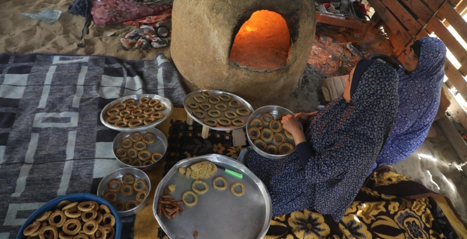 هكذا يصنع "الغلابة" كعك العيد