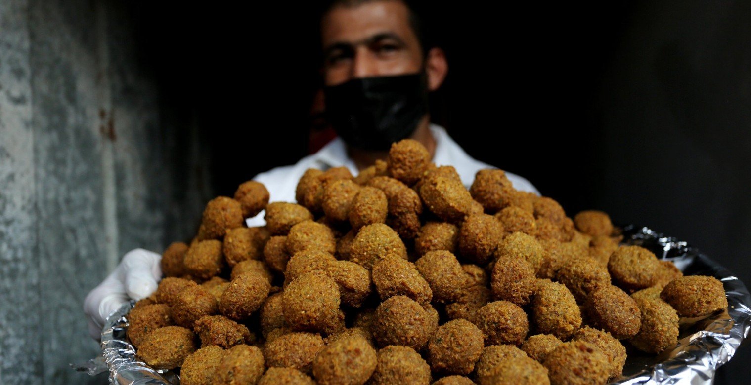 «الفلافل» صديق المخيم الأسوأ حظاً مع كورونا