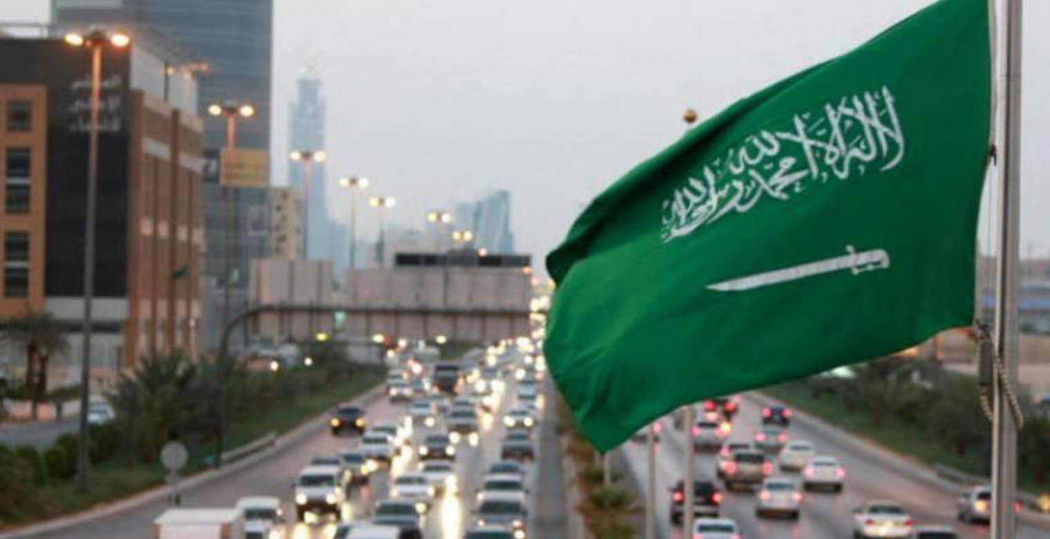 السعودية تحذر الوافدين.. غرامات وسجن وترحيل لمن يتجاوز مدة التأشيرة