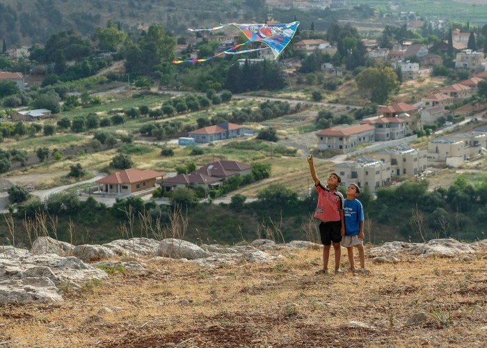 طفلان فلسطينيان من "صيدا" يلعبان قرب الحدود لأول مرة