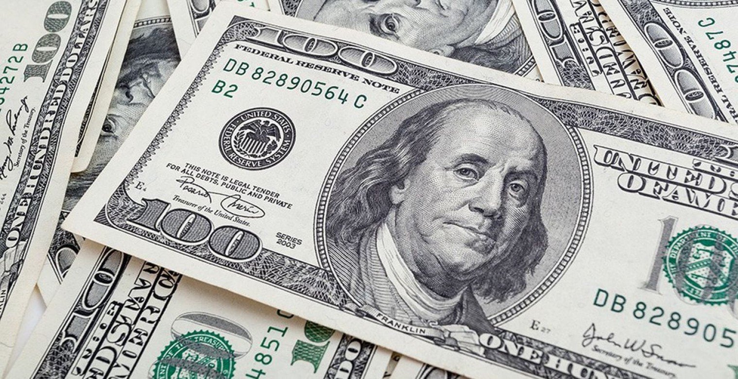 خبير اقتصادي يحذر: تخلي المستثمرين عن الدولار بات وشيكًا
