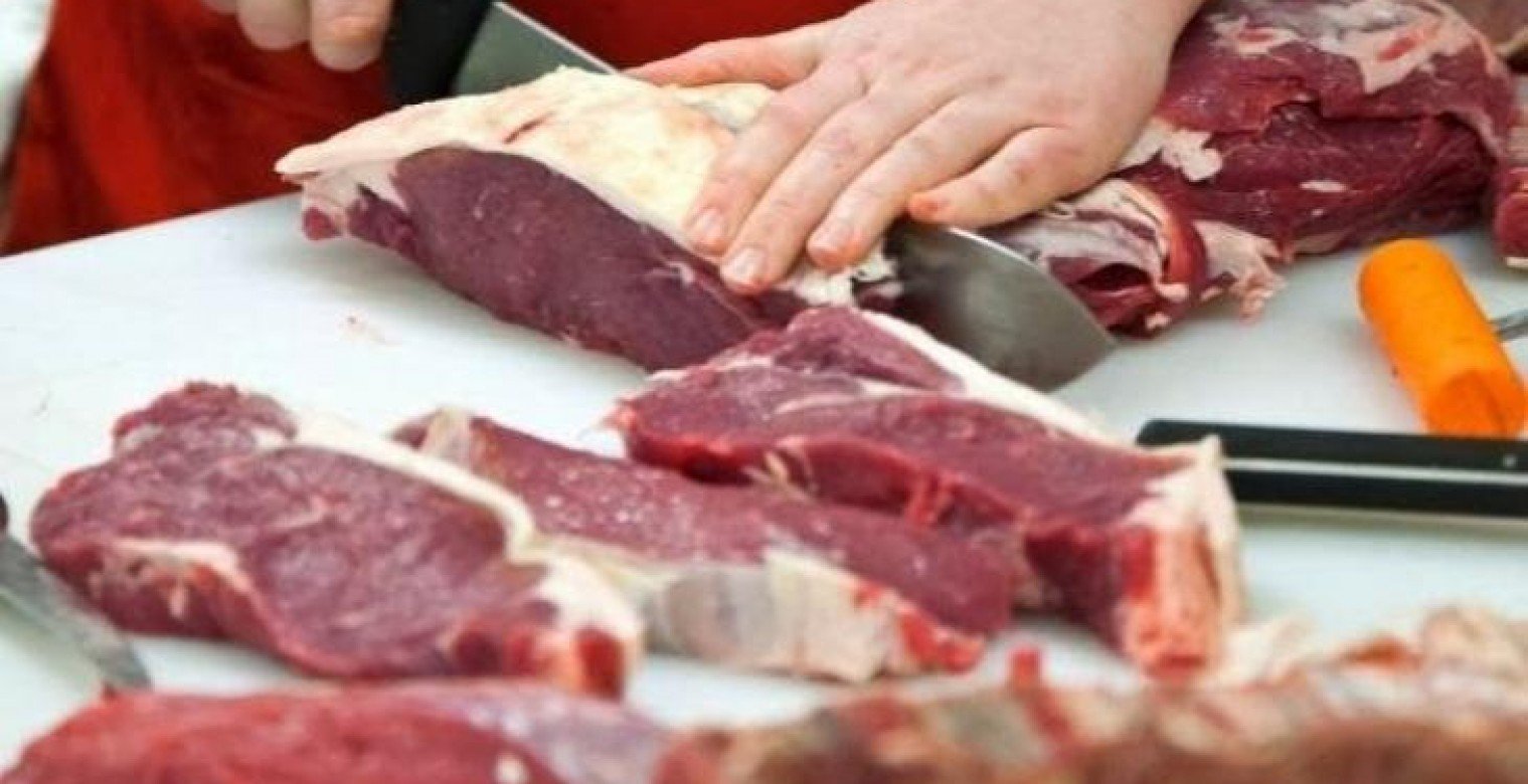 من الذبح إلى التخزين.. دليلك الكامل للتعامل مع لحمة العيد