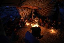 بالصور: سكان في غزة يدقون أوتاد الخيام وسط الركام