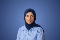 فلسطينية تفتح نافذة رقمية على العالم بين الخيام