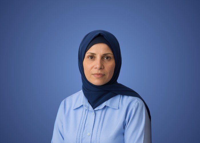 فلسطينية تفتح نافذة رقمية على العالم بين الخيام