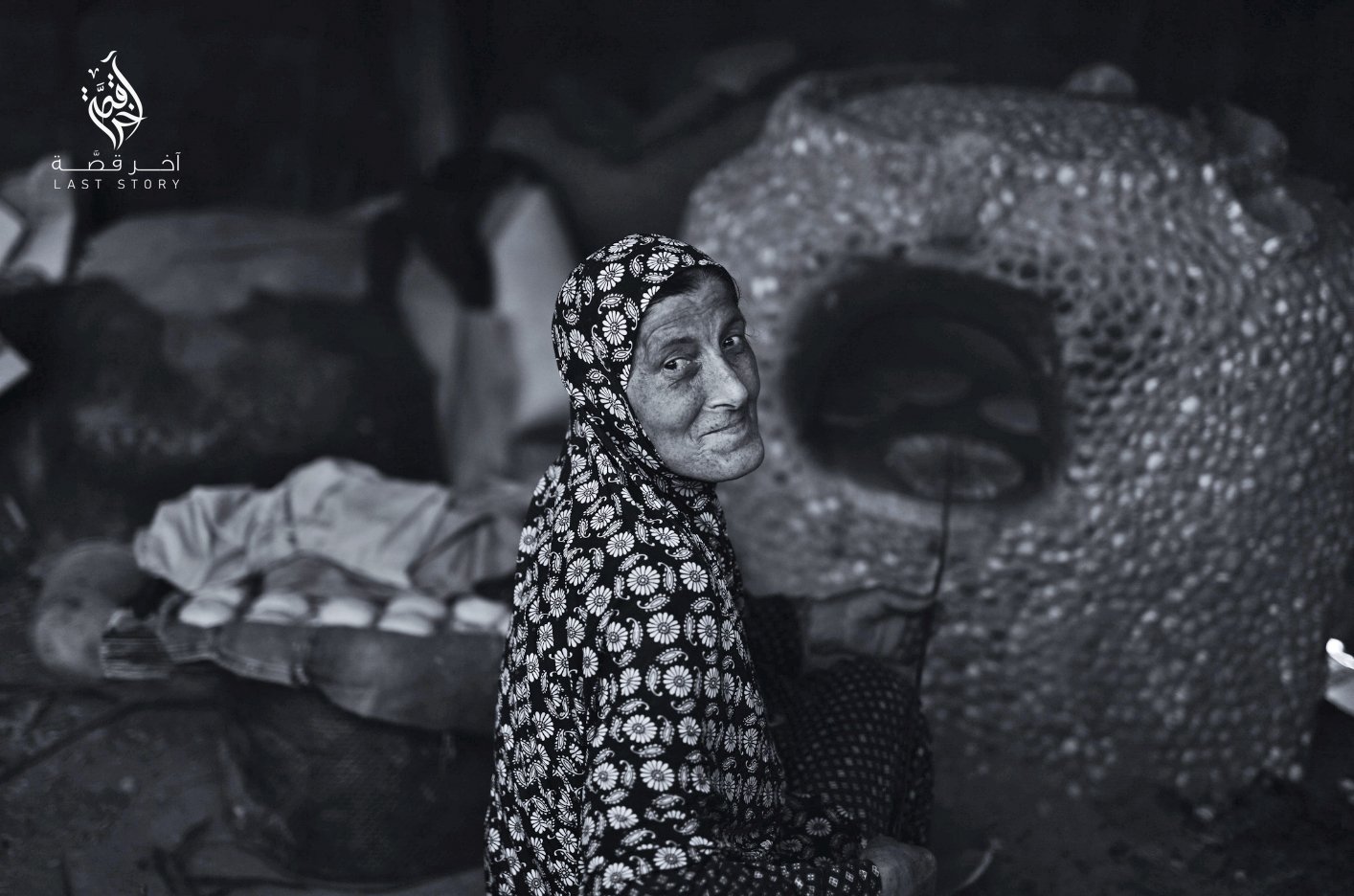 قصة مصورة: الفقر يعيد أسراً إلى الحياة البدائية في غزة