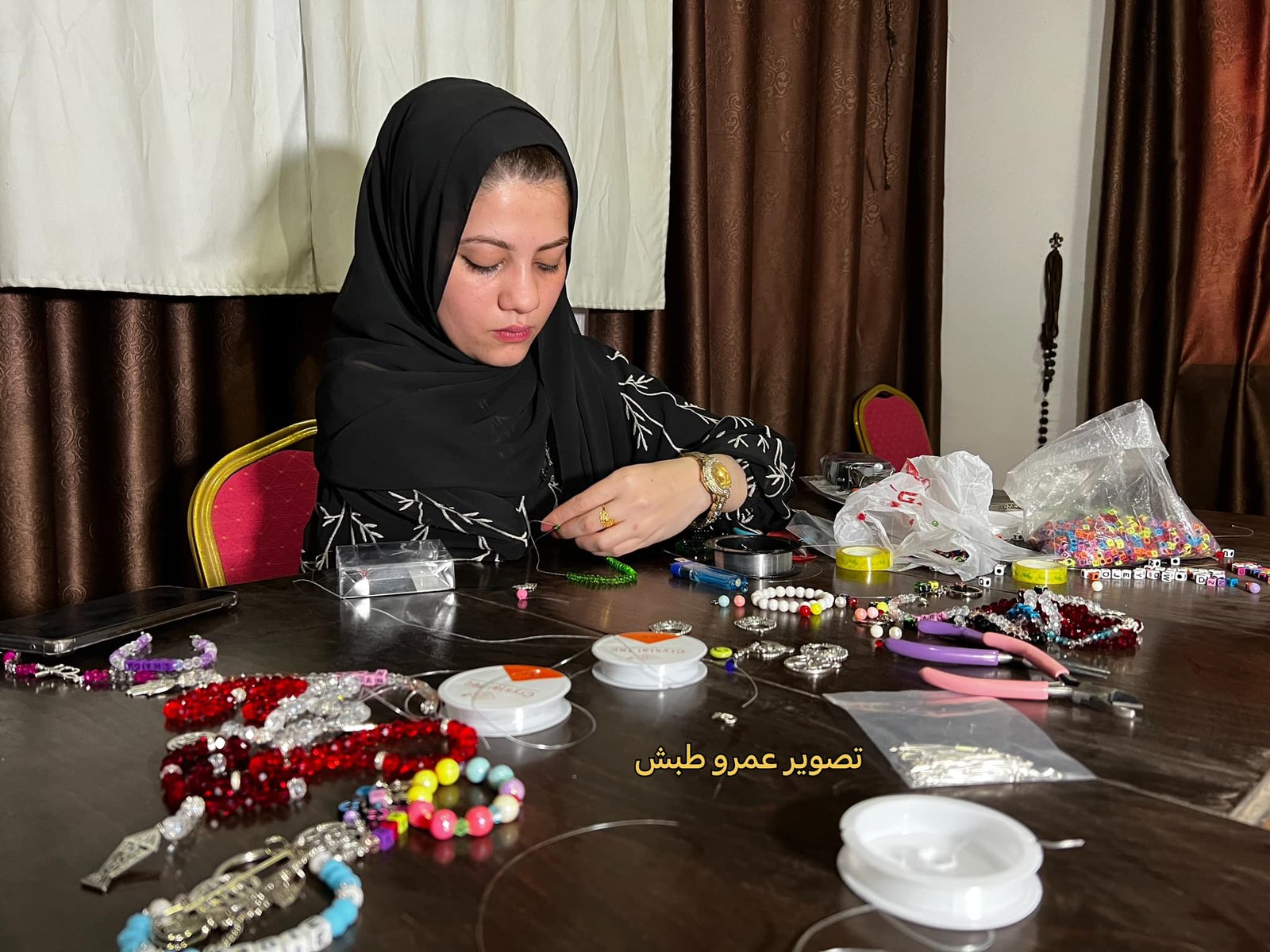 يدٌ واحدةٌ تكفي أحياناً.. هكذا تحدت ولاء نتيل إعاقتها